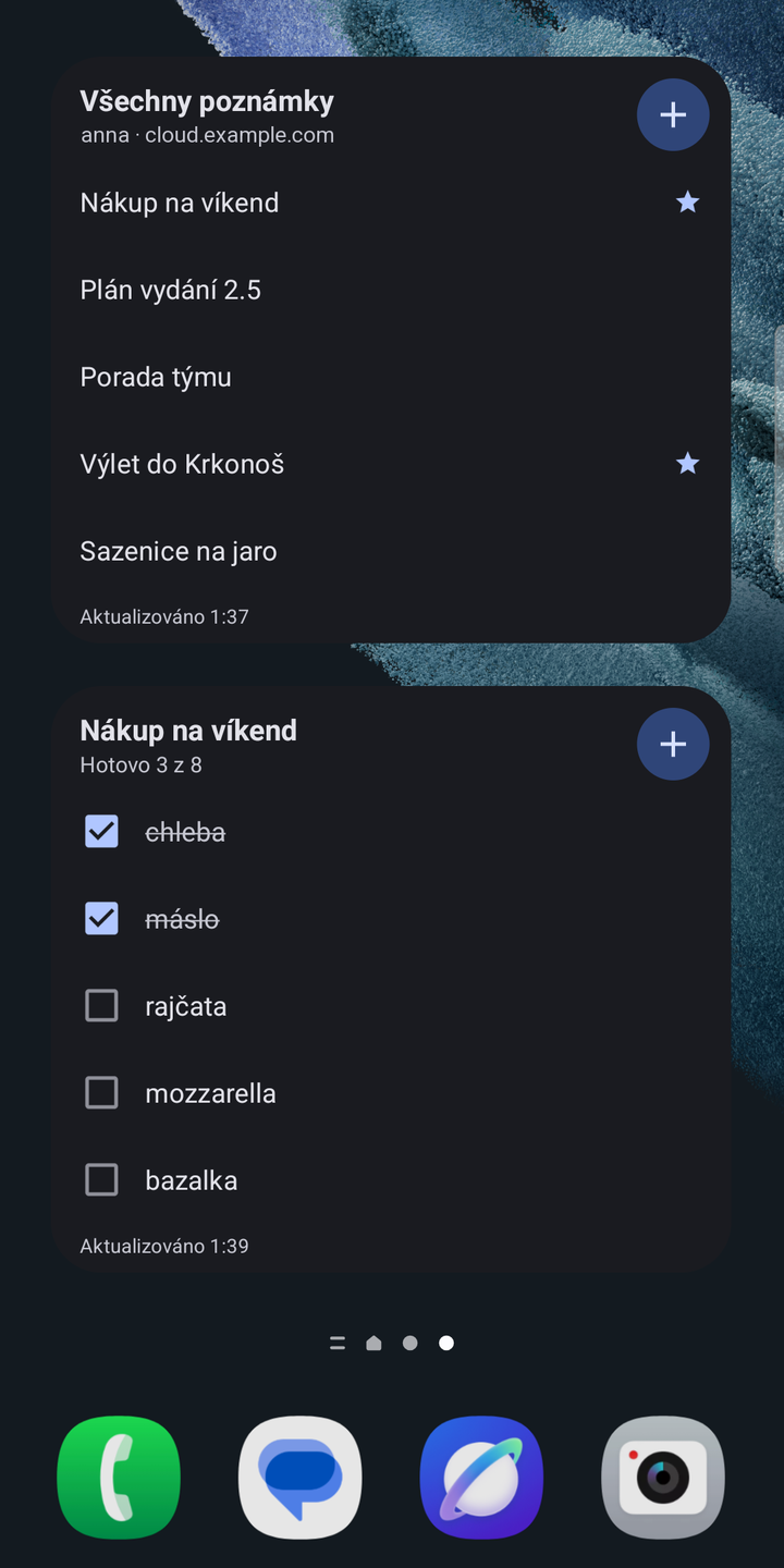 Dva widgety na ploše Androidu: seznam posledních poznámek s tlačítkem plus a nákupní seznam se zaškrtávacími položkami, oba s časem poslední aktualizace