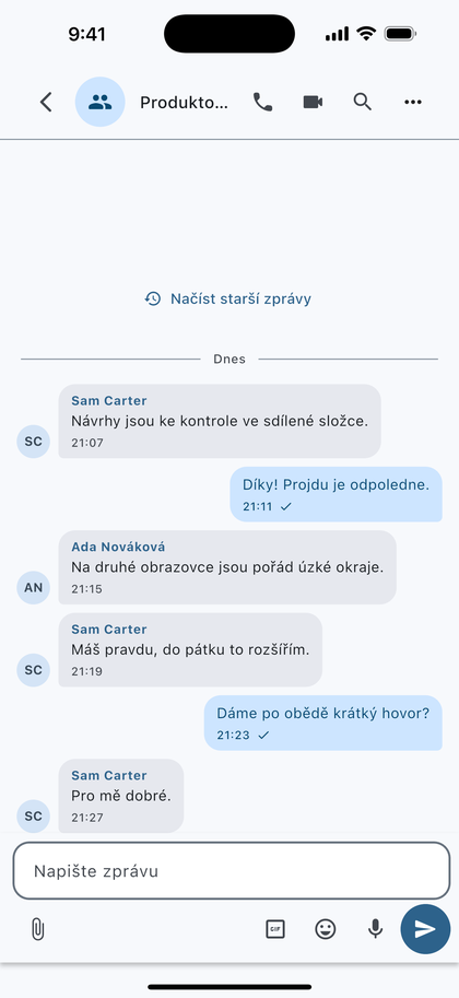 Skupinový chat v telefonu ve světlém režimu: bubliny zpráv se jmény a časy, dole pole Napište zprávu s tlačítky pro přílohu, GIF, emoji a hlasovou zprávu