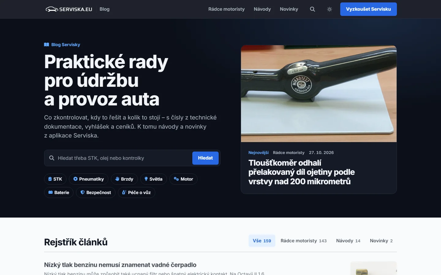 Úvodní stránka blogu Servisky v tmavém vzhledu: nadpis Praktické rady pro údržbu a provoz auta, vyhledávání, štítky STK, Pneumatiky, Brzdy a další a vpravo nejnovější článek o tloušťkoměru