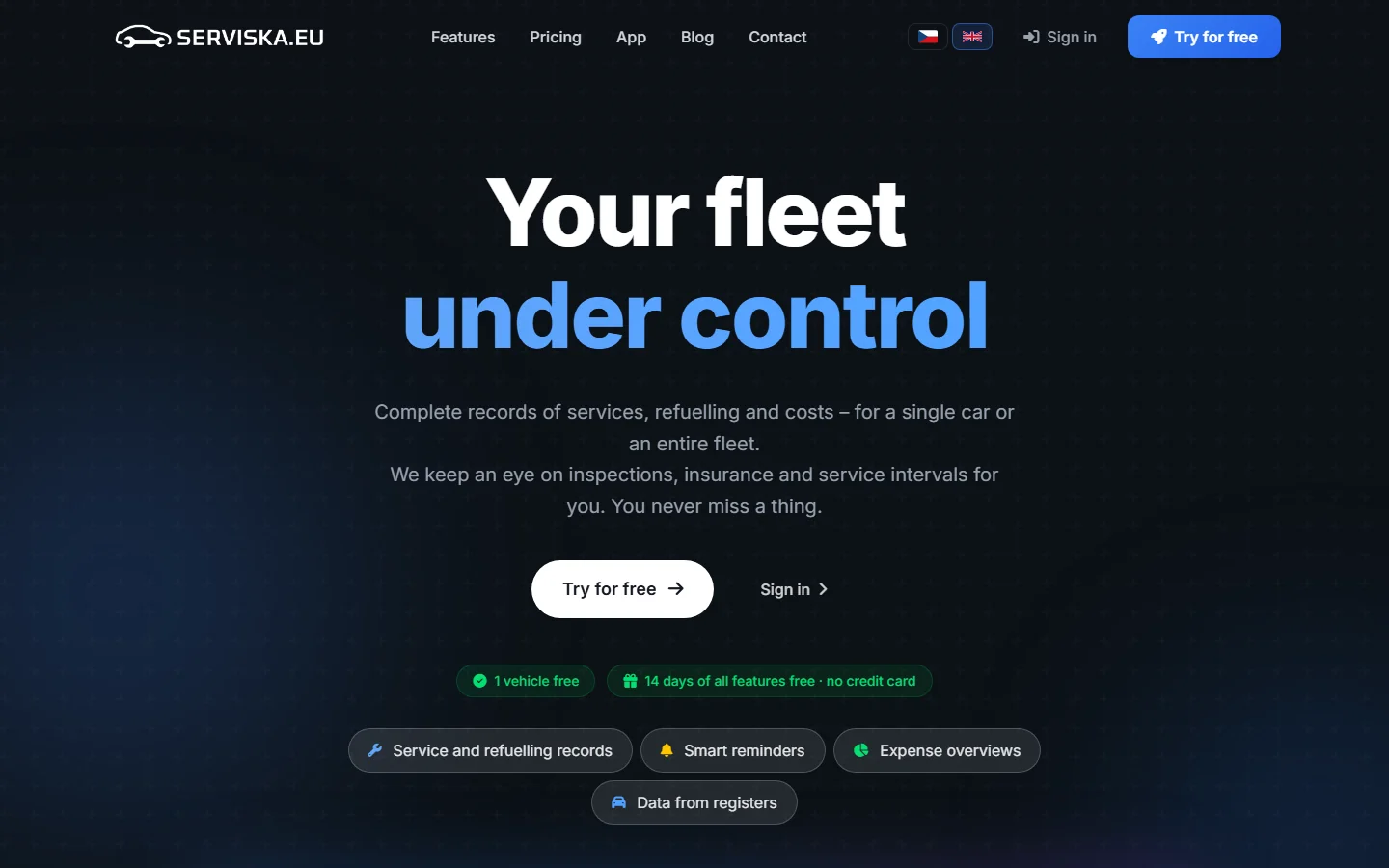 Anglická verze produktového webu serviska.eu: tmavá stránka s nadpisem Your fleet under control, tlačítky Try for free a Sign in a přepínačem jazyků s českou a britskou vlajkou