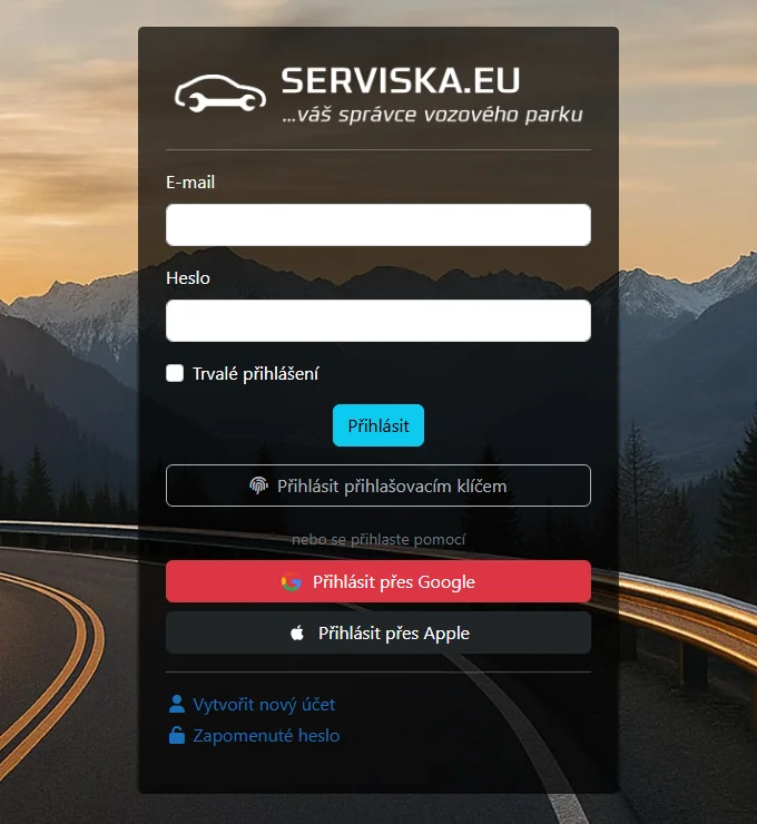 Přihlašovací formulář webové aplikace Serviska s poli e-mail a heslo, tlačítkem pro přihlášení přihlašovacím klíčem a tlačítky pro přihlášení přes Google a Apple